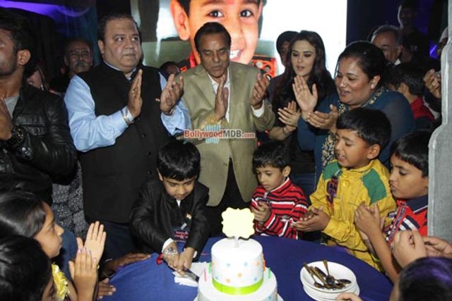 Preity Zinta, Anil Kapoor, Dharmendra at Producer Kishor & Pooja Dingra's Son 7th Birthday Party