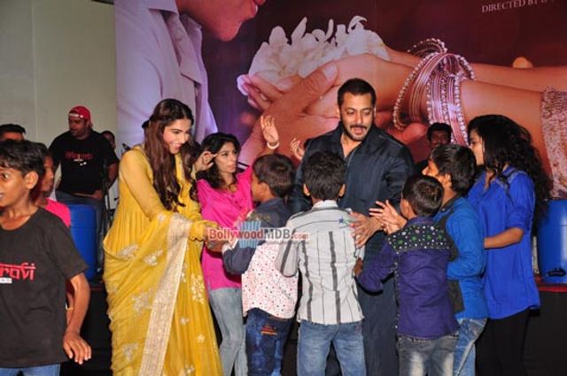 'Prem Ratan Dhan Payo' Star Cast Celebrate Diwali with Kids from 'Dharavi Rocks' Music Band