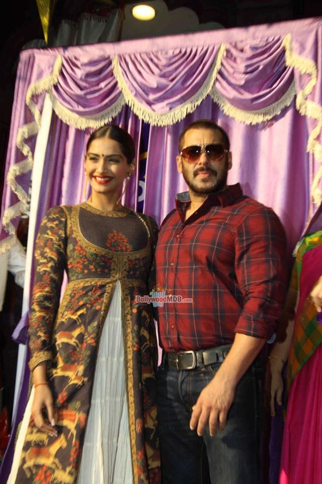 Salman Khan, Sonam Kapoor & Saurabh Gadgil, Chairman, P N Gadgil Jewellers Pvt Ltd at the Launch of their Logo