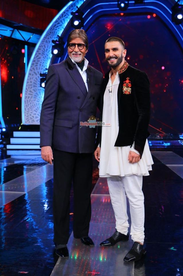 Ranveer Singh promotes 'Bajirao Mastani' with Malhari song launch and Parineeti Chopra dances on Amitabh Bachchan's show Aaj Ki Raat Hai Zindagi