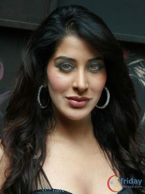 Sophie Choudry Photo