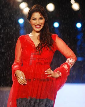 Sophie Choudry Photo