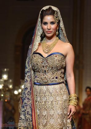 Sophie Choudry Photo