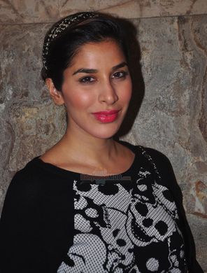 Sophie Choudry Photo