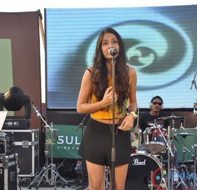 Monica Dogra Photo