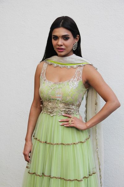 Sara Loren Photo