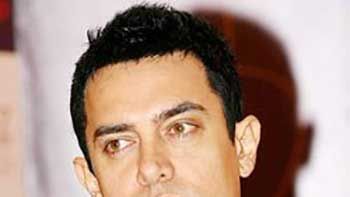 Aamir Fans Scaling Rooftops to get his glimpse