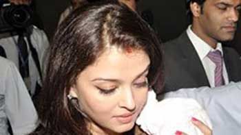 Media Persons Succeed In Clicking Aaradhya Bachchan's Photograph!