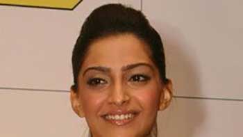 Sonam seeks Rekha's blessings