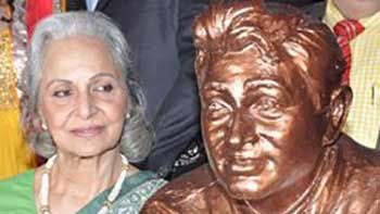 Unveiling Dev Anand's Statue An Emotional Experience For Waheeda Rehman.