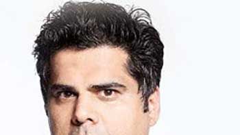 A Samosa drives Superhero crazy in Bollywood