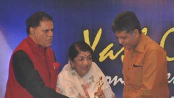Lata Mangeshkar Felicitated with the First \'Yash Chopra Memorial Award\'