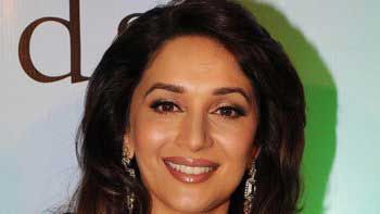 Madhuri Dixit's fans flock at 'Gulaab Gang' sets in Wai