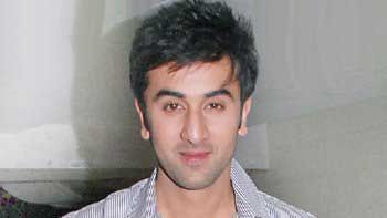 Ranbir Kapoor matches the steps with parents in \'Besharam\'