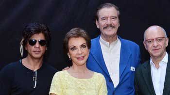 Shah Rukh Khan meets Former Mexican President on \'Happy New Year\' sets