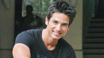 Shahid Kapoor signed autographs on Bandra-Worli sea link