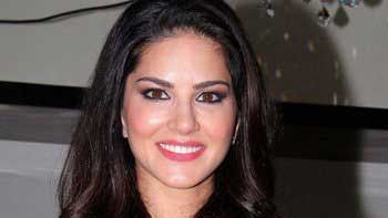 Sunny Leone to make Telugu debut with \'Current Theega\'