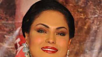 Veena Malik throws Bombastic performance at an event