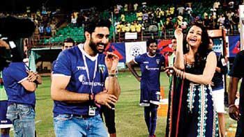 Abhishek Bachchan and Aishwarya Rai celebrates the Chennaiyin FC win with a \'Snake Dance\'