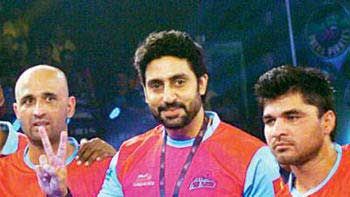 Abhishek Bachchan takes Jaipur Pink Panthers Kabaddi team for a movie