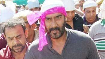 Ajay Devgn offers his prayer at Ajmer Sharif Dargah