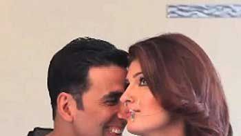 Akshay Kumar and Twinkle Khanna flaunt their romance on glossy sheets