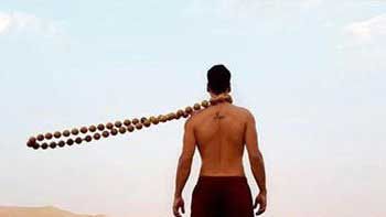 Akshay Kumar works out with wooden beads