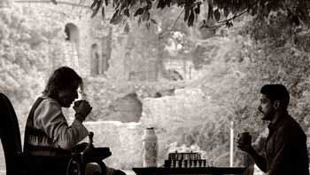 Amitabh Bachchan and Farhan Akhtar bonds over Chess and Chai