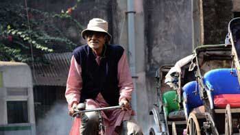 Amitabh Bahchan goes cycling on the streets of Kolkata