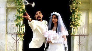 'Finding Fanny' unveils new picture of Ranveer Singh and Deepika Padukone!