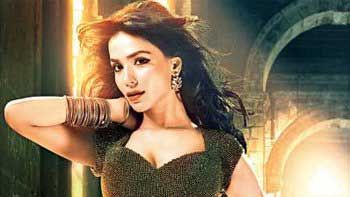 First Look of Humaima Malick from 'Raja Natwarlal' Unveiled!