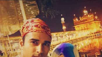 Newly wedded Pulkit Samrat and Shweta Rohira seek blessings at Golden Temple
