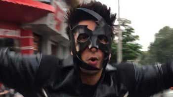 Ranveer Singh dances on Mumbai\'s street wearing Krrish costume