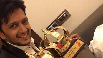 Riteish Deshmukh dedicates \'Lai Bhaari\' awards to his late father and new born son