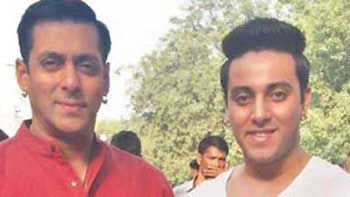 Salman Khan meets his look-alike on the sets of 'Bajrangi Bhaijaan'