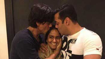 Shah Rukh Khan and Salman Khan shower their sheer blessings on Arpita Khan on her Sangeet ceremony