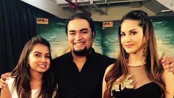 Sunny Leone gets a painting from her Bangalore based fan