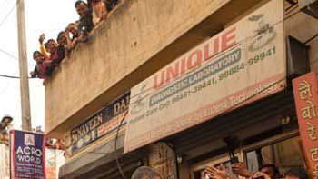 Aamir Khan Mobbed By Fans Outside 'Dangal' Sets In Ludhiana!