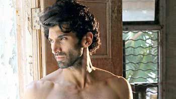 Aditya Roy Kapur flaunts his sculpted body