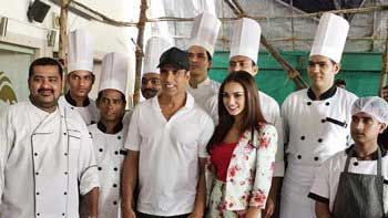 Akshay Kumar visits Punjab Grill for promotion of 'Singh Is Bliing'