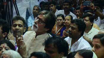 Amitabh Bachchan, Aishwarya Rai Bachchan perform maha aarti at Lalbaugcha Raja