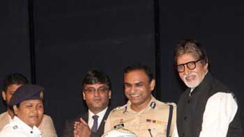 Amitabh Bachchan distributes helmets to Mumbai Traffic Police officials