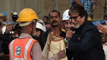 Amitabh Bachchan donates his 'Silsila' jacket to needy to combat winter