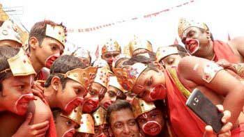 Bajrangi Bhaijaan's Exclusive Selfie Contest For The Song 'Selfie Le Le Re'!