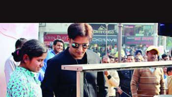 Check out Jimmy Shergill cooks delicious jalebis on the streets of Chandigarh