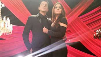 Check out Shah Rukh Khan and Kajol's smoking hot look!