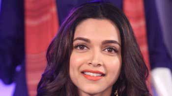 Deepika Padukone gets rasam rice from a fan in Pune!