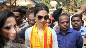 Deepika Padukone seeks blessings at Siddhivinayak Temple for success of 'Tamasha'