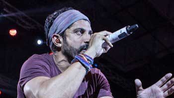 Farhan To Continue Performing Stage Shows While Shooting For 'Rock On!! 2'