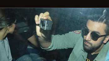 Ranbir Kapoor becomes the official photographer of 'Tamasha' team on train